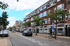 904646 Gezicht op de huizen Amsterdamsestraatweg 211 (rechts) -hoger te Utrecht.